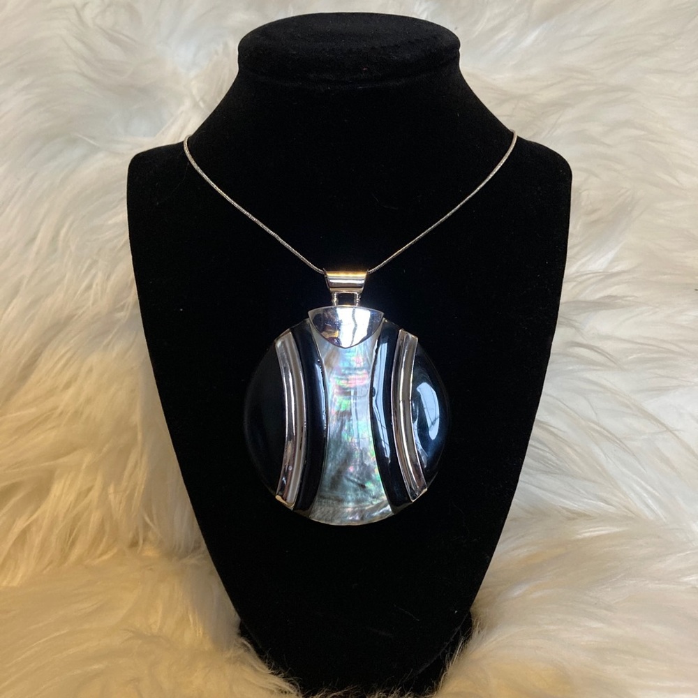 Large shell necklace, black and silverr
